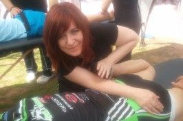 Un estiramiento de cuádriceps en la competición de media maratón de btt en el Chaparral.