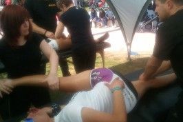 Un estiramiento de aductores en la competición de media maratón de btt en el Chaparral.